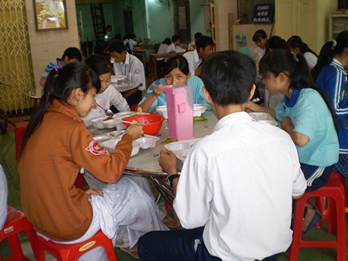 Teacher Nguyen Van Mot’s sympathy for the poor - ảnh 2